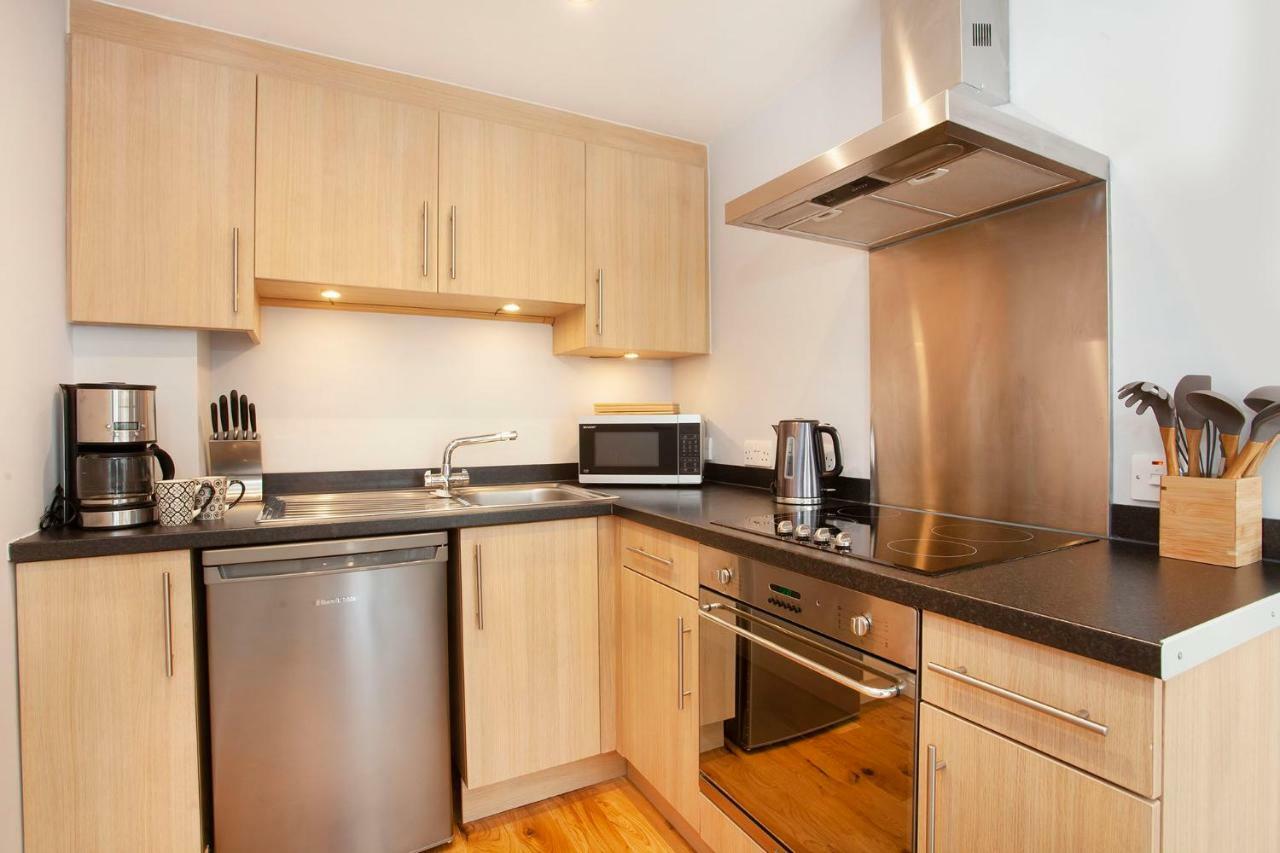 7 Gibson House - Chic City Centre Apartment With Parking - York — Photos 1